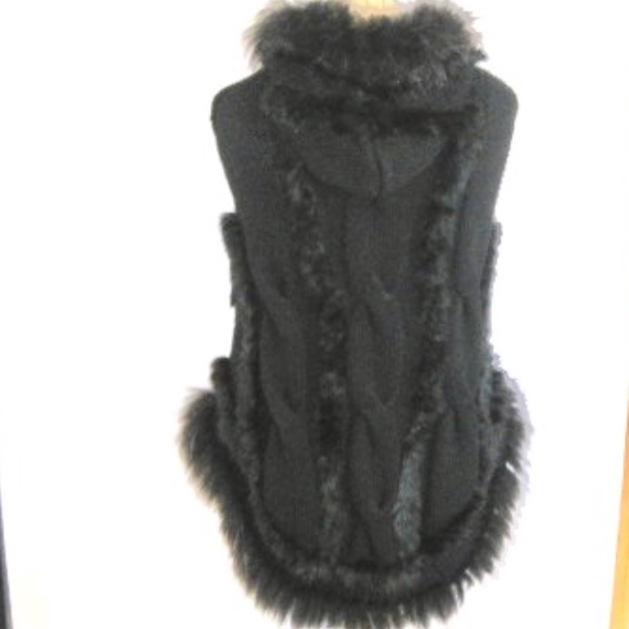 Hooded Cable Knit Poncho with Fur Detail - Picture 6 of 9